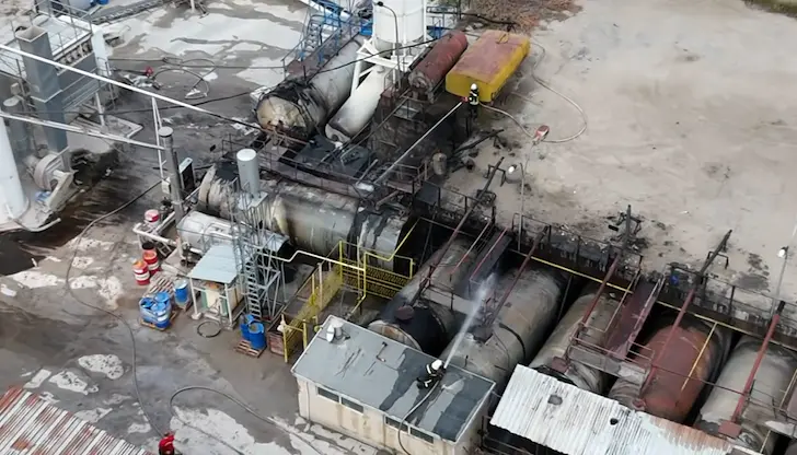 Разследват причините за пожара в асфалтова база в Русе