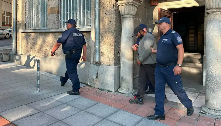 Конвоираха във Варна пастрока на 11-годишното момиче