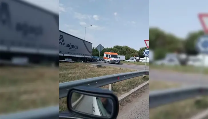 Катастрофа затрудни движението край Дунав мост в Русе