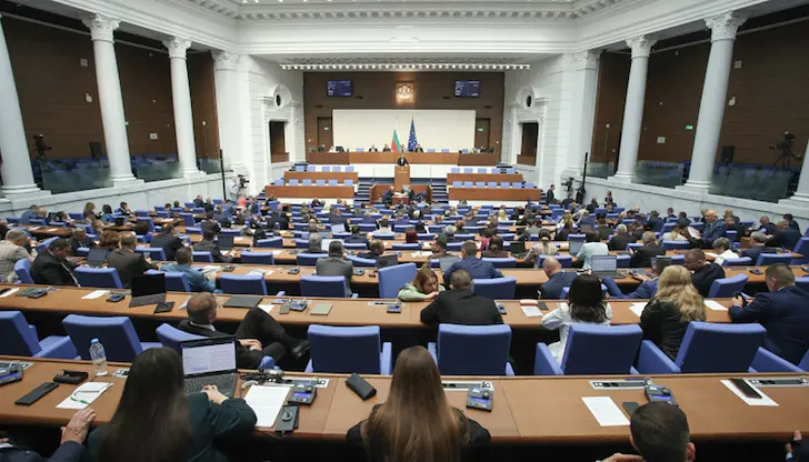 Депутатите одобриха на първо четене макрорамките на ДОО и НЗОК за следващата година Депутатите одобриха на първо четене макрорамките на ДОО и НЗОК за следващата година