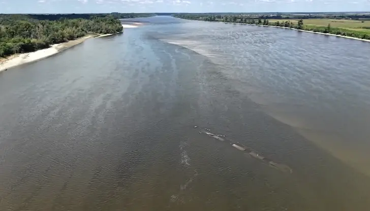 Потънали съдове от миналия век се показаха над водата