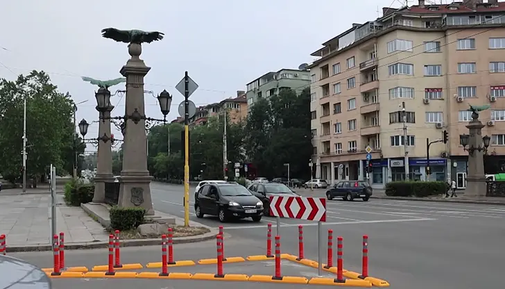 Остров от делинеатори блокира неправомерното движение в столицата