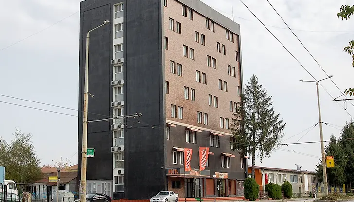 Гасиха пожар в двора на хотел в Русе