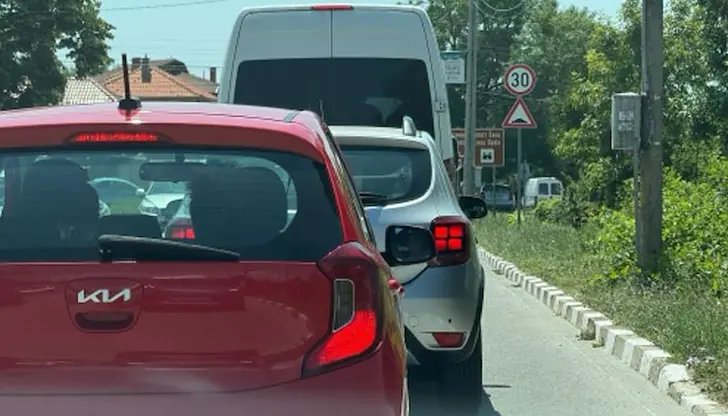 Движението в района се осъществява само в една лента Движението в района се осъществява само в една лента
