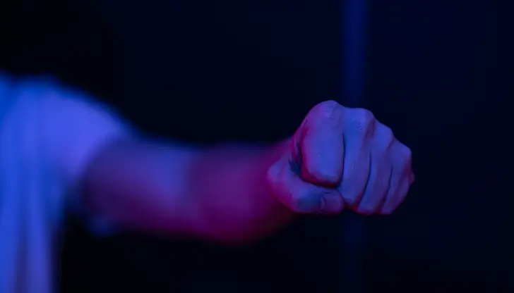 Мъж с чупена челюст след побой в Русе