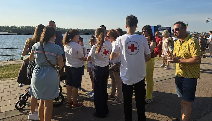 Младежкият Червен кръст организира раздаване на вода в Русе