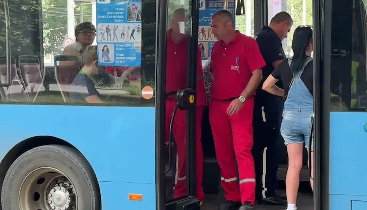 Момченцето е откарано в болница за преглед след като ръката му е затисната