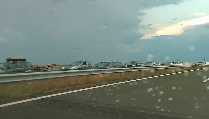 Движението в района на км 304 в посока Бургас е затруднено Движението в района на км 304 в посока Бургас е затруднено