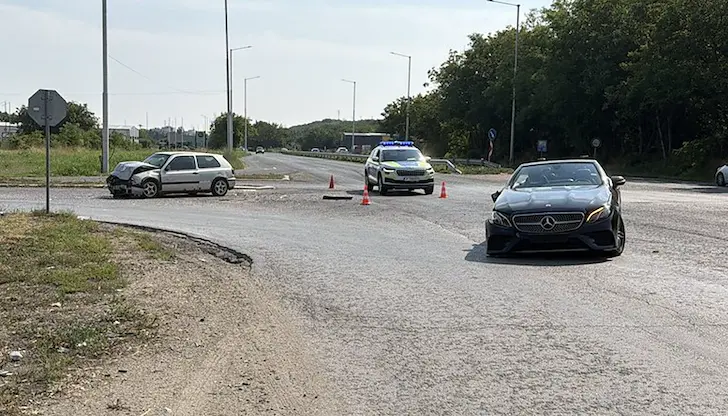 Сблъсък между кабриолет и кола с чужда регистрация