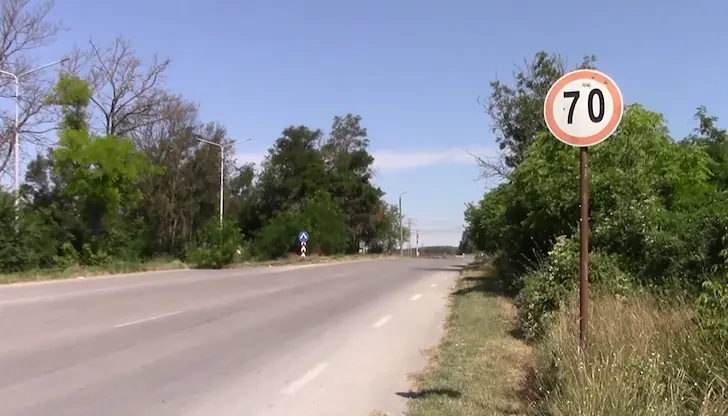 Областното пътно управление коси тревата за по-добра видимост