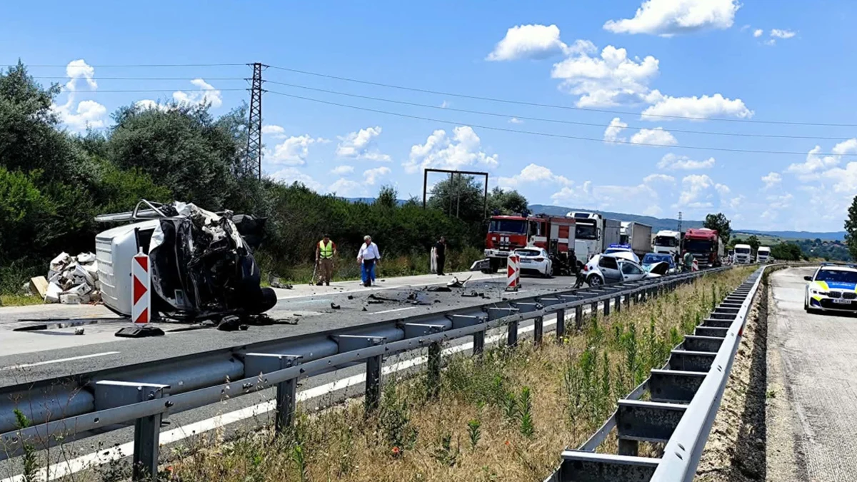Кола с деца се вряза челно в бусДвама души загубиха