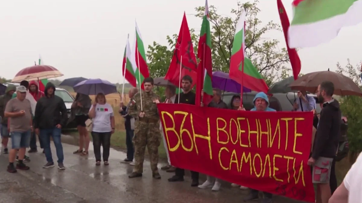 Граждани маршируваха в дъжда към военната базаЖители от регион Ямбол