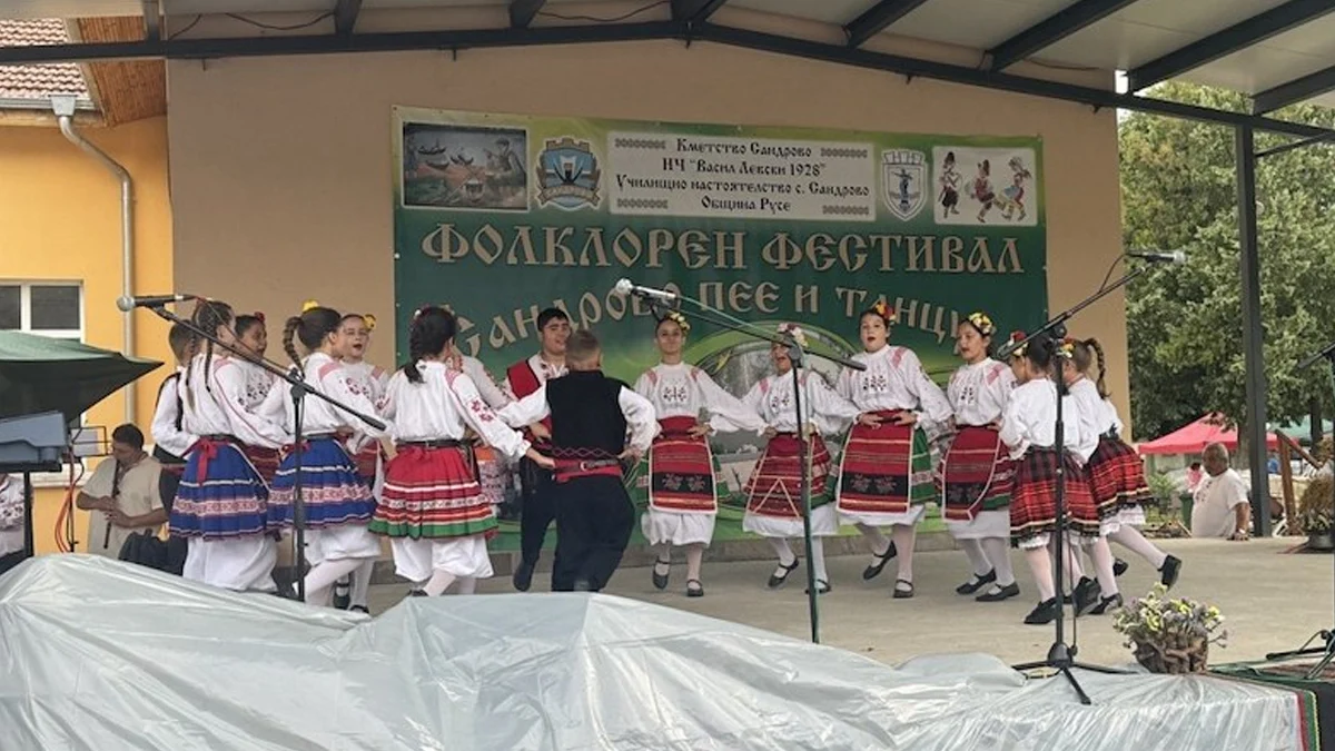 Богата програма и традиционни рецепти зарадваха стотиците гостиБлизо 850 самодейци,
