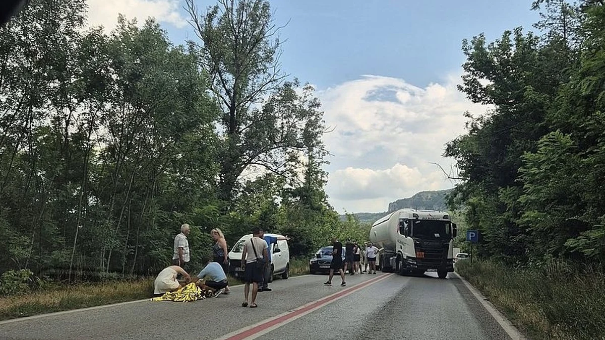 Отведоха пострадалия към Спешна помощ във Велико ТърновоПешеходец е пострадал,