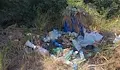 Бунища никнат край оградите на гробищен парк Чародейка