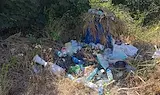 Бунища никнат край оградите на гробищен парк Чародейка