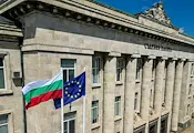 Окръжен съд - Русе отговори на критиките за новите пилони със знамена