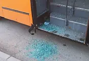 Мъж изпочупи автобус на градския транспорт в София Мъж изпочупи автобус на градския транспорт в София