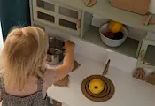 Дете почина след заклещване в детска кухня