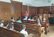 Деца осъдиха Златокоска за кражба в русенския съд