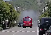 Пожарни камиони се превърнаха в „душове“ в Албания