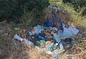 Бунища никнат край оградите на гробищен парк Чародейка