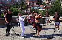Кючек пред паметника на Асеневци възмути Велико Търново