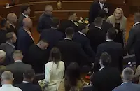 Депутат замери с яйца премиерът на Косово