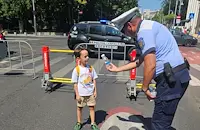 Полицаи раздават безплатна вода в Букурещ