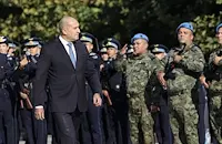 Румен Радев връчи пагоните на младите военни летци