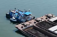 Баржа с въглища пламна край Русе