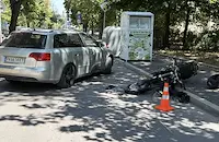 Моторист на задна гума връхлетя кола на улица „Алеи Възраждане“