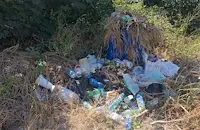 Бунища никнат край оградите на гробищен парк Чародейка