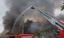 Огромен пожар гори до рафинерия "Лукойл" в Румъния