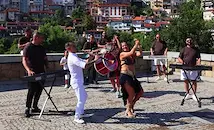 Кючек пред паметника на Асеневци възмути Велико Търново
