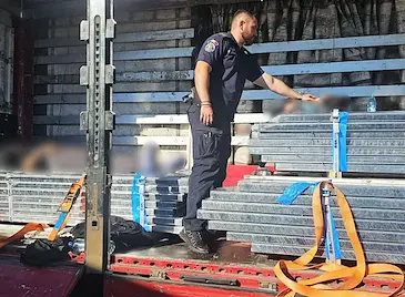 Откриха двама мигранти от Мароко в камион на Дунав мост
