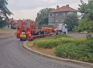 Автовоз блокира детелината на булевард "България"