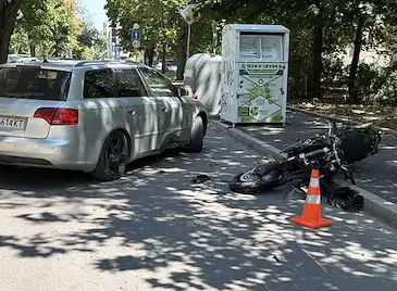 Моторист на задна гума връхлетя кола на улица „Алеи Възраждане“
