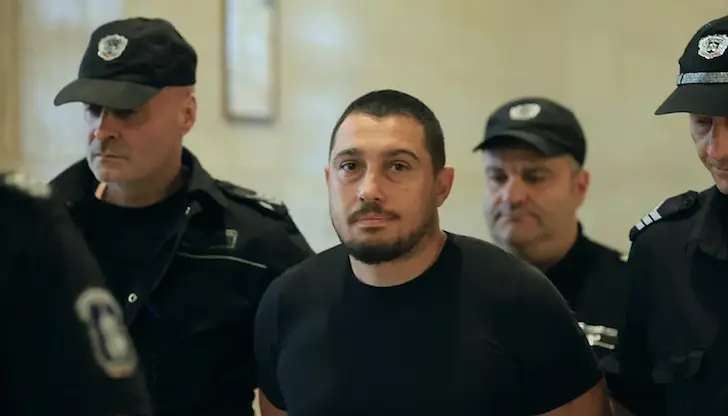 Защитата твърди, че четиримесечното дете е било в колата напълно случайно Защитата твърди, че четиримесечното дете е било в колата напълно случайно