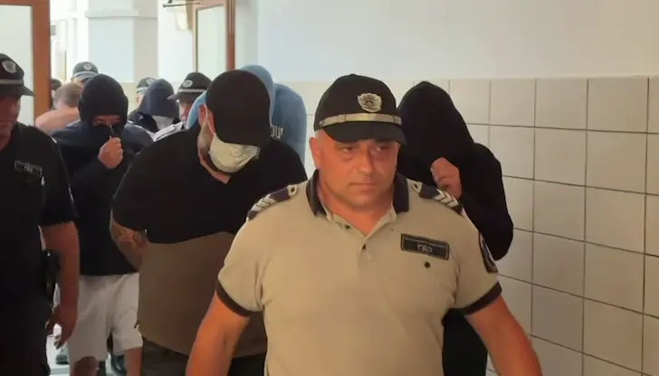 Обвиняемите запазиха мълчание и скриха лицата си