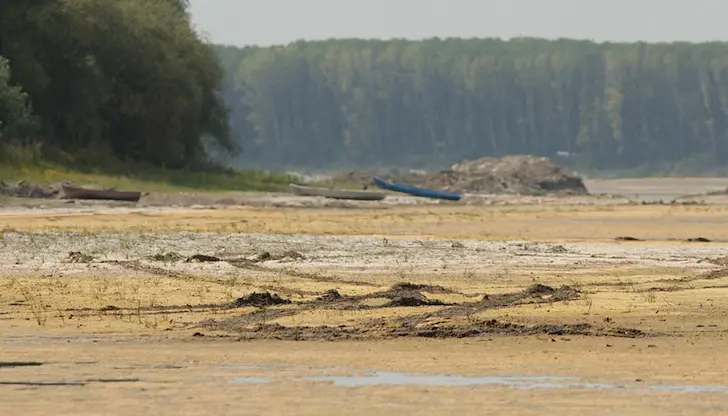 Екстремно ниските води на река Дунав затрудняват спасителната операция Екстремно ниските води на река Дунав затрудняват спасителната операция