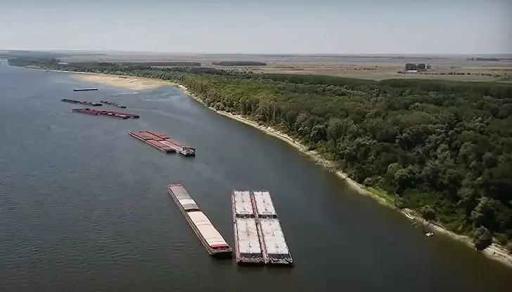 Спад на водния стоеж в Дунав спира товарните превози