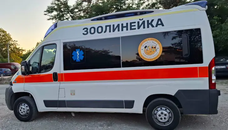 Специализираният автомобил разполага с дефибрилатор и кислородна система