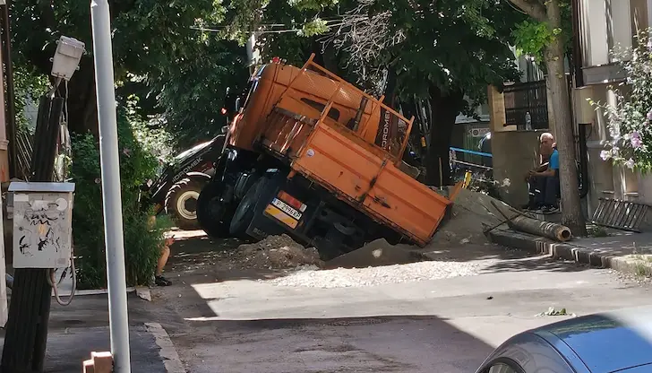 Камион пропадна в изкоп в Русе, предизвика гняв в социалните мрежи