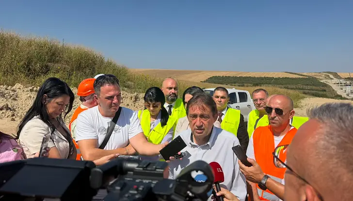 Регионалният министър инспектира напредъка по трасето