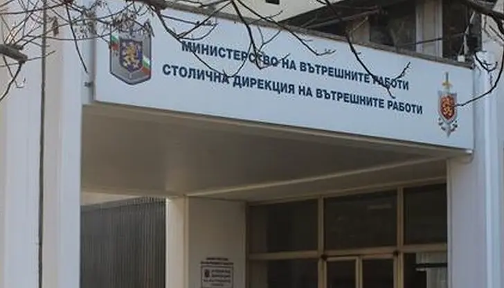 Младежи в черно скандираха нацистки лозунги и блокираха входа на сграда в столицата Младежи в черно скандираха нацистки лозунги и блокираха входа на сграда в столицата