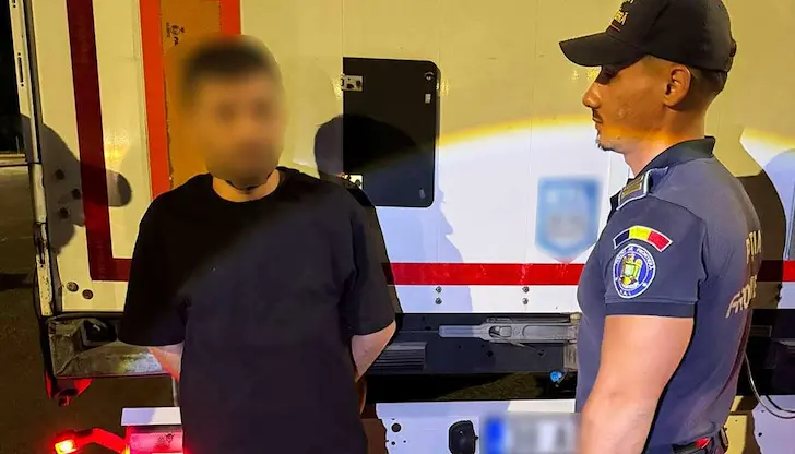 Мъжът се е качил в полуремаркето през разхлабено въже Мъжът се е качил в полуремаркето през разхлабено въже