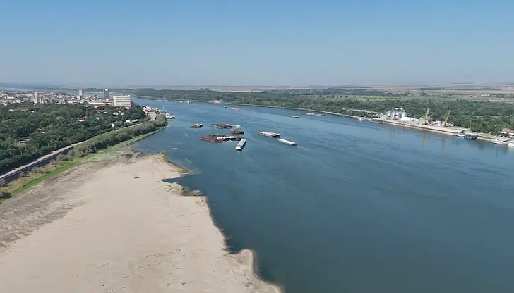 Ниските води блокират корабоплаването и драгажните дейности