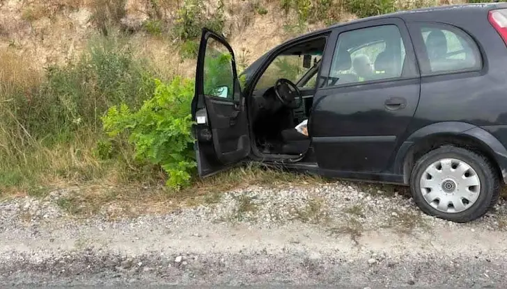 Автомобилът е излетял от пътното платно след завой Автомобилът е излетял от пътното платно след завой