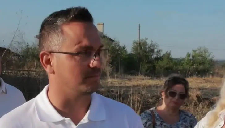 Кмет на село Светлина запълва огромните кратери по трасето с бетон